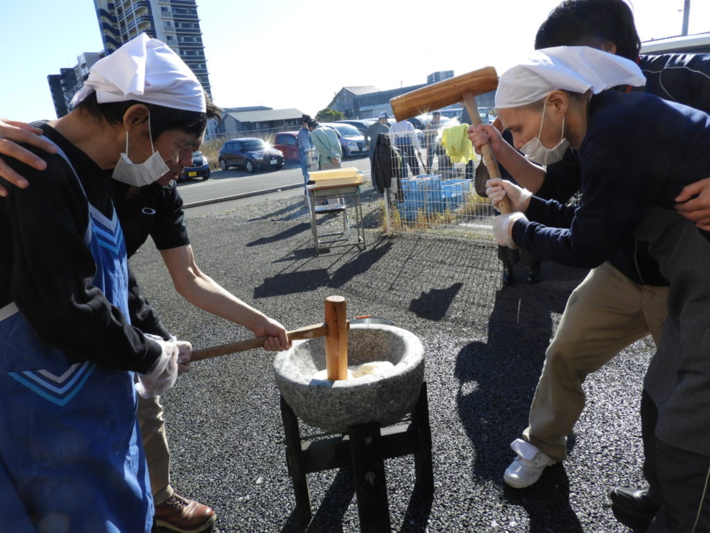 みんなでついて、みんなで丸めて