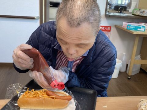 ホットドック作りに集中するＩ氏